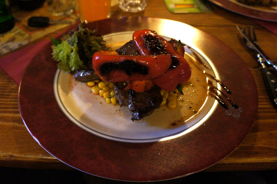 Steak z klokaní kýty s teplou máslovou kukuřicí a grilovanou paprikou